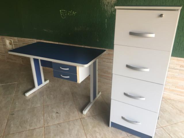 E vendo mesa e arquivo com quatro gavetas
