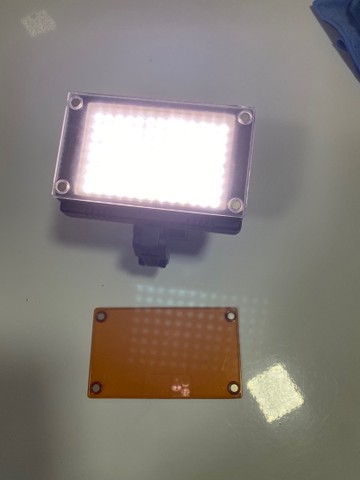 Iluminador de led para camera com dimmer 2 filtros completo com 1 bateria e carregador - Foto 3