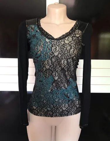 Blusa Preta com vários detalhes