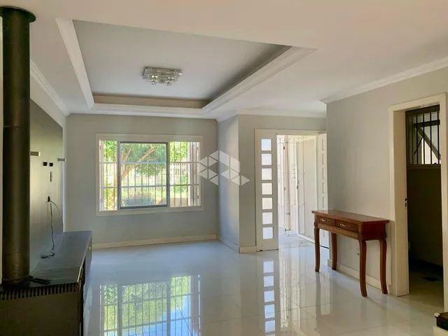 Casa com 3 dormitórios, 221m², desocupada e com piscina, no Bairro Guarujá na Zona de Port