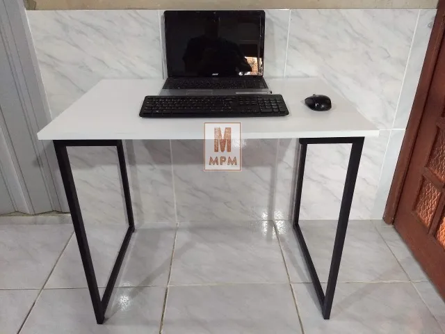 Mesa Escrivaninha pequena em tampo Branco e aço Preto