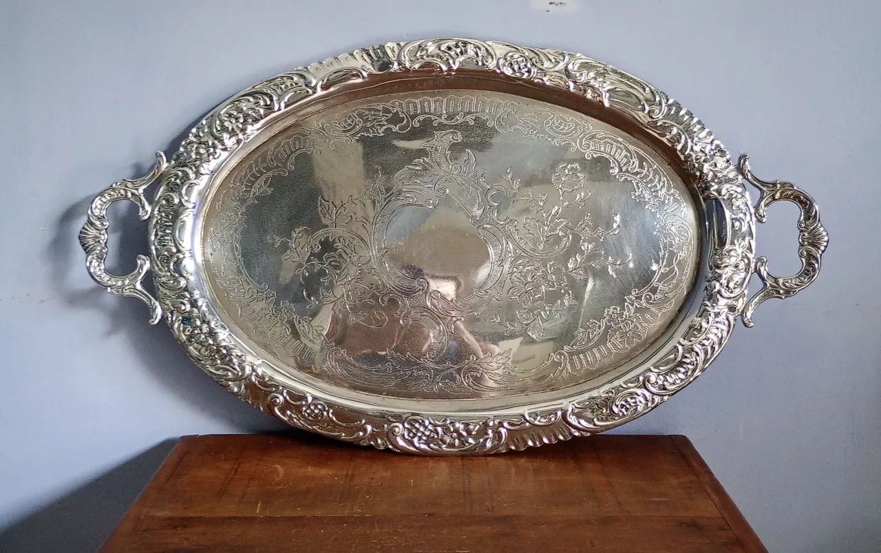 Grande e antiga bandeja europeia em metal