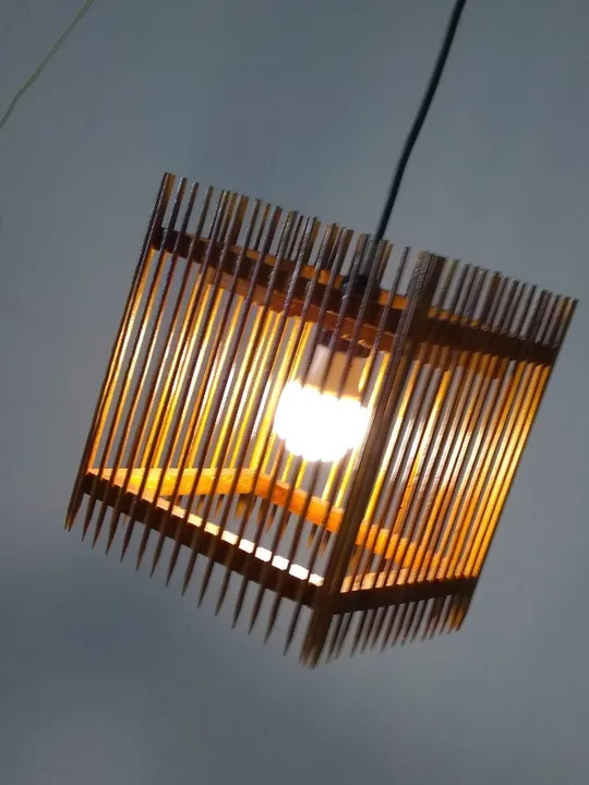 Uma Luminária Pendente Para Teto, Mais Duas Arandelas De Parede.
