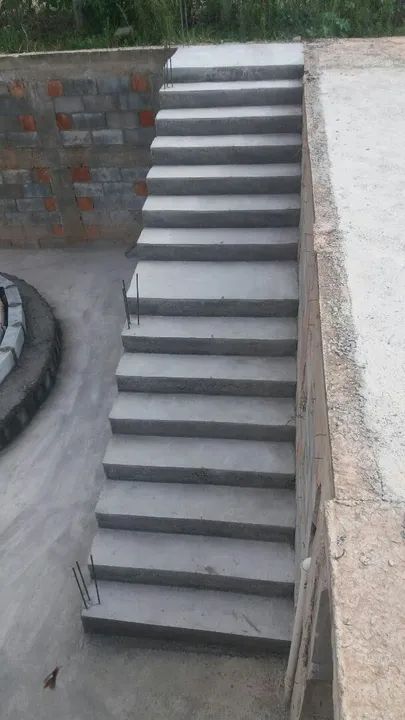 Construção de escadas em concreto maciço e ferragem armada.
