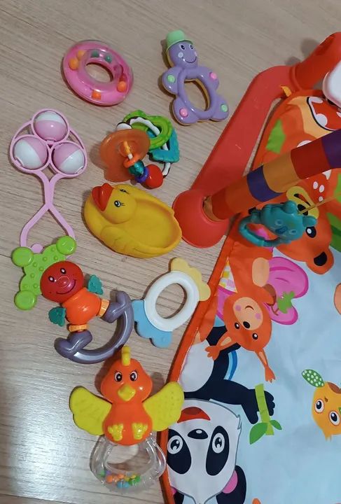 Tapete interativo para bebê com móbiles e brinquedos - Foto 2