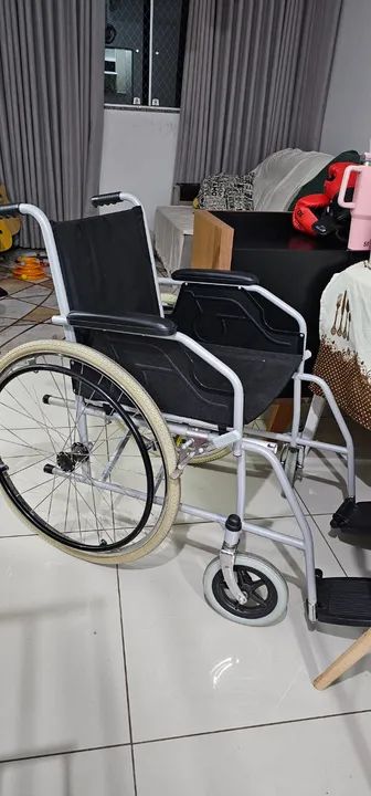 Cadeira de rodas seminova (uso por 1 mês) - Foto 2