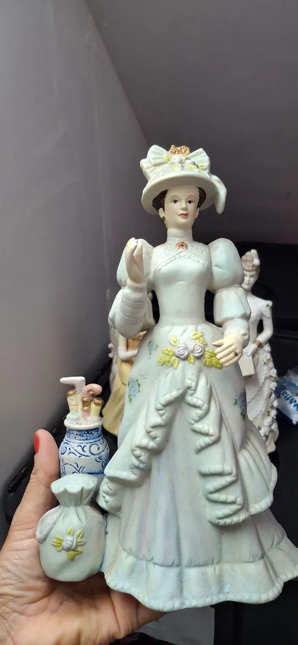 Estatueta de porcelana feminina com detalhes