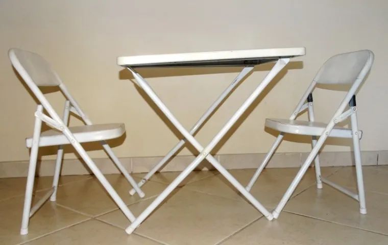 2 Cadeiras de aço infantil com mesa