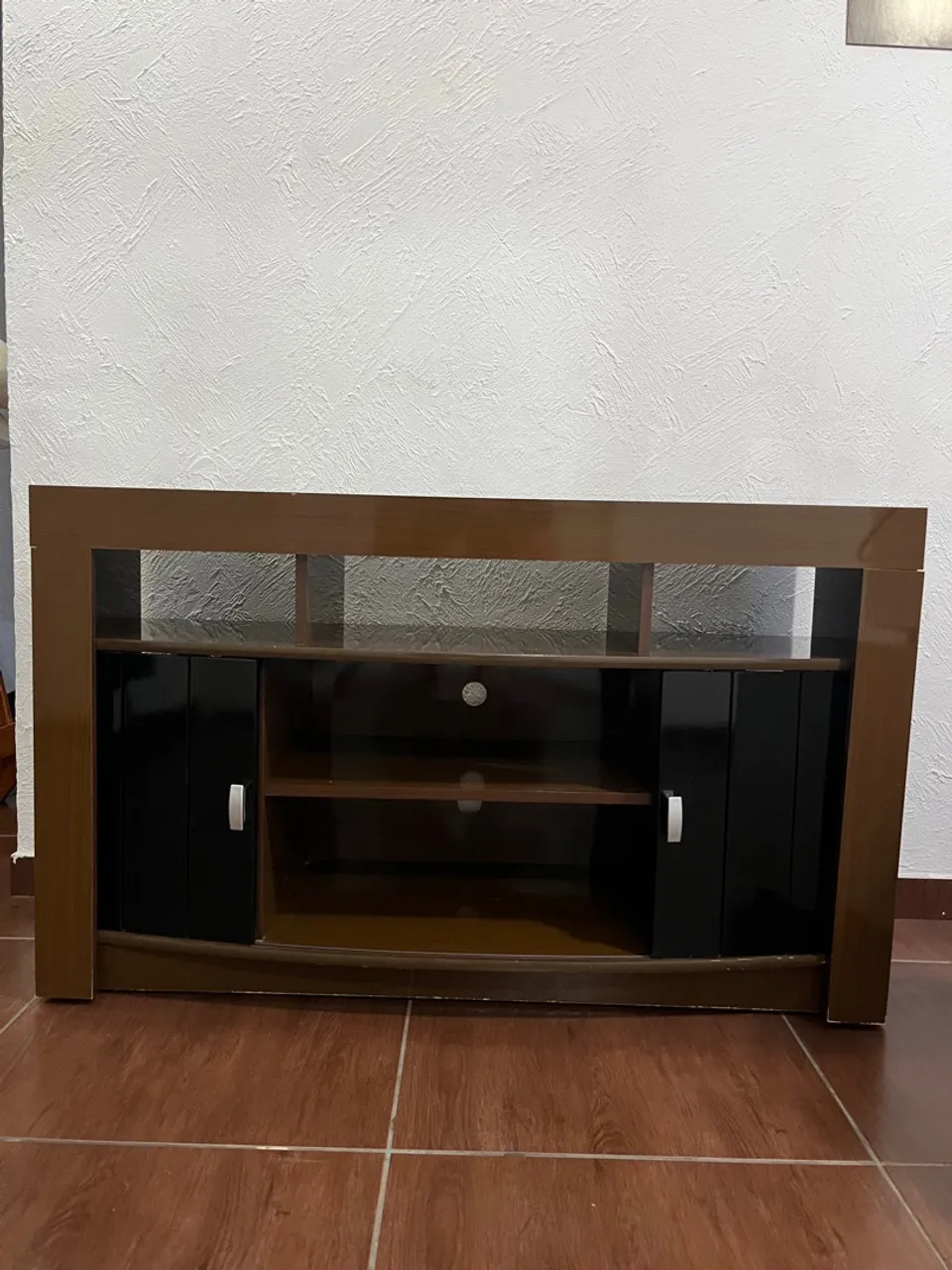 Rack para TV em madeira com portas e prateleiras
