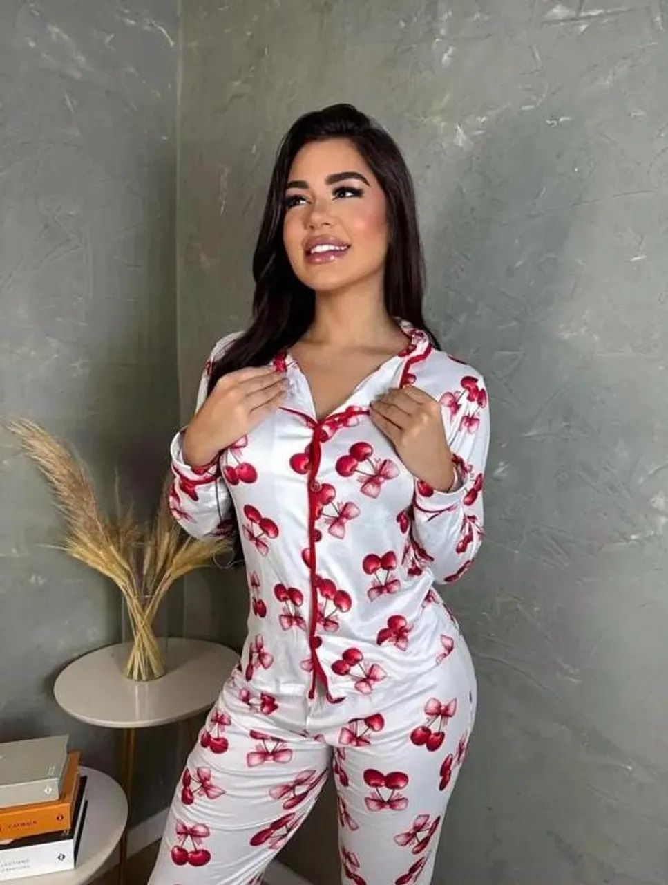 Pijama de cetim com estampa de cereja