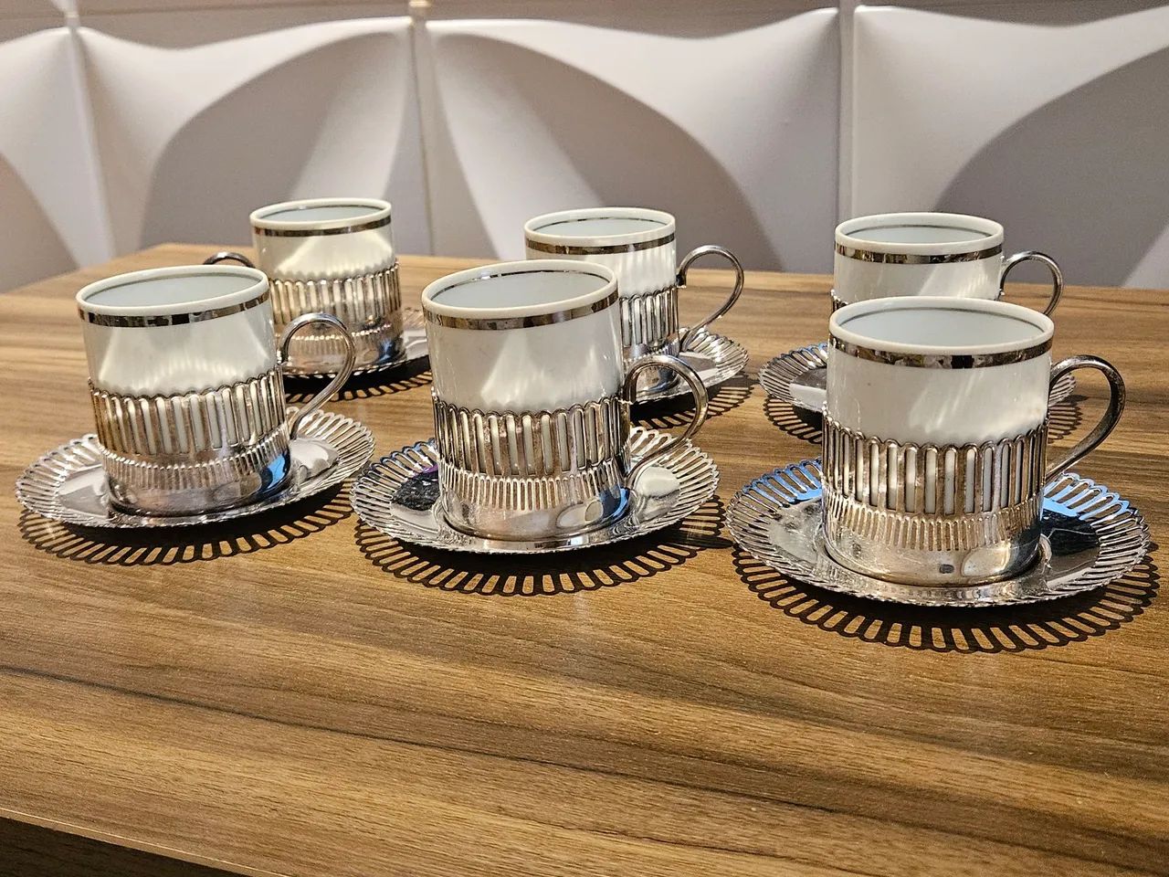 Xícara de café em prata com colheres de prata  - Foto 2
