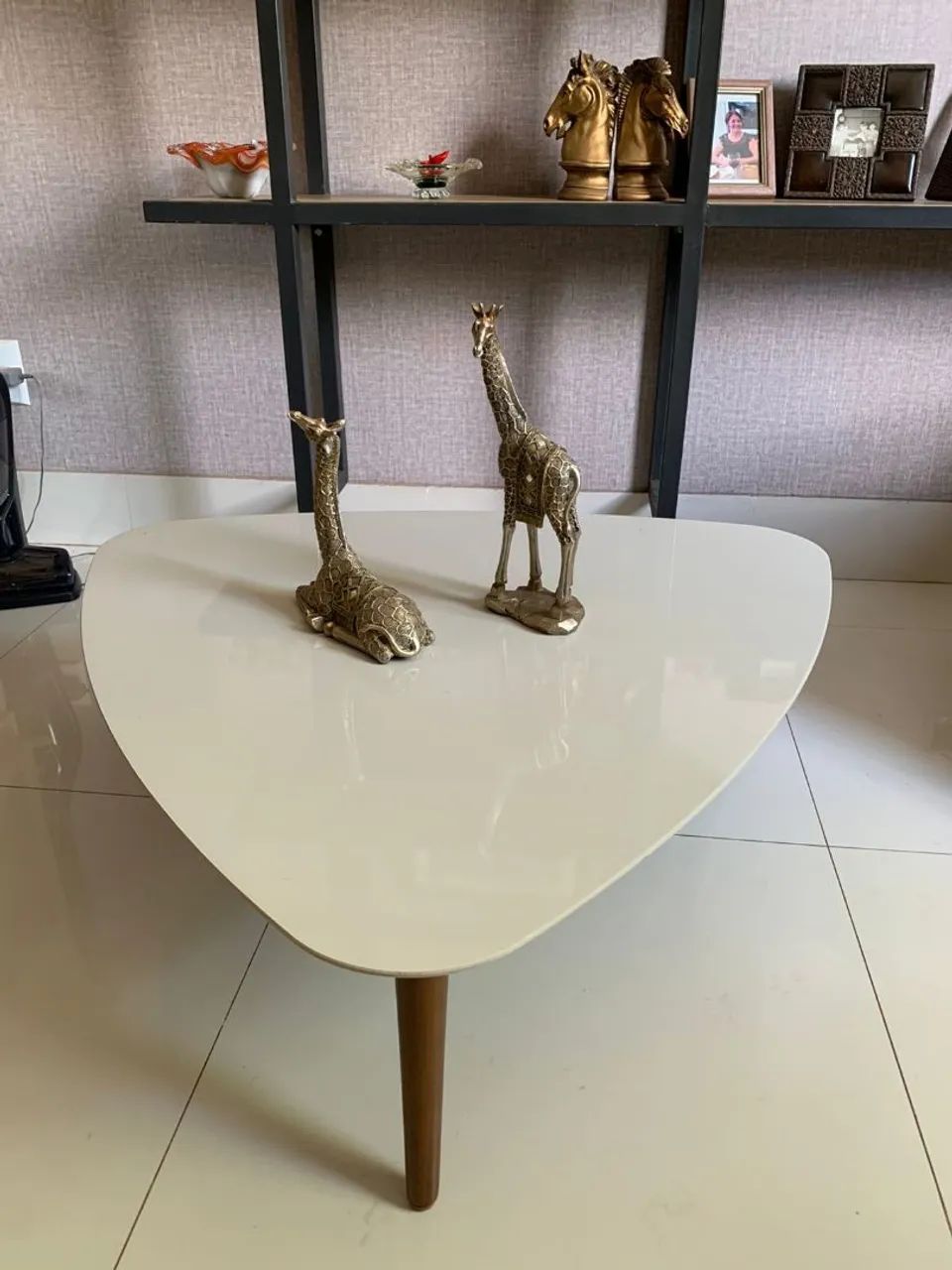Triangular coffee table with decorative objects64209948643073123