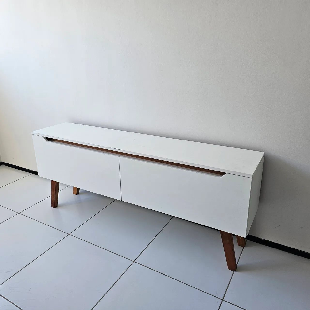 Rack branco moderno com design clean