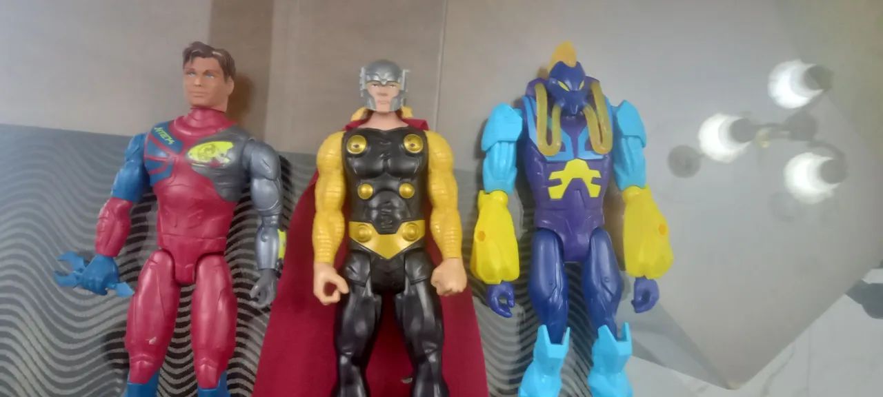 Bonecos: Max Stell, Thor e um vilão do Max Stell