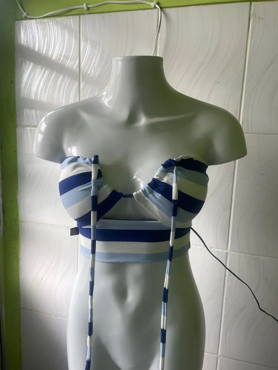 Top Cropped Preto com Detalhe de Laço - Foto 3
