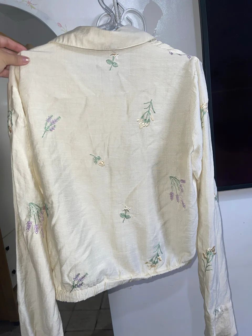 Camisa curta em linho e bordados.  - Foto 4