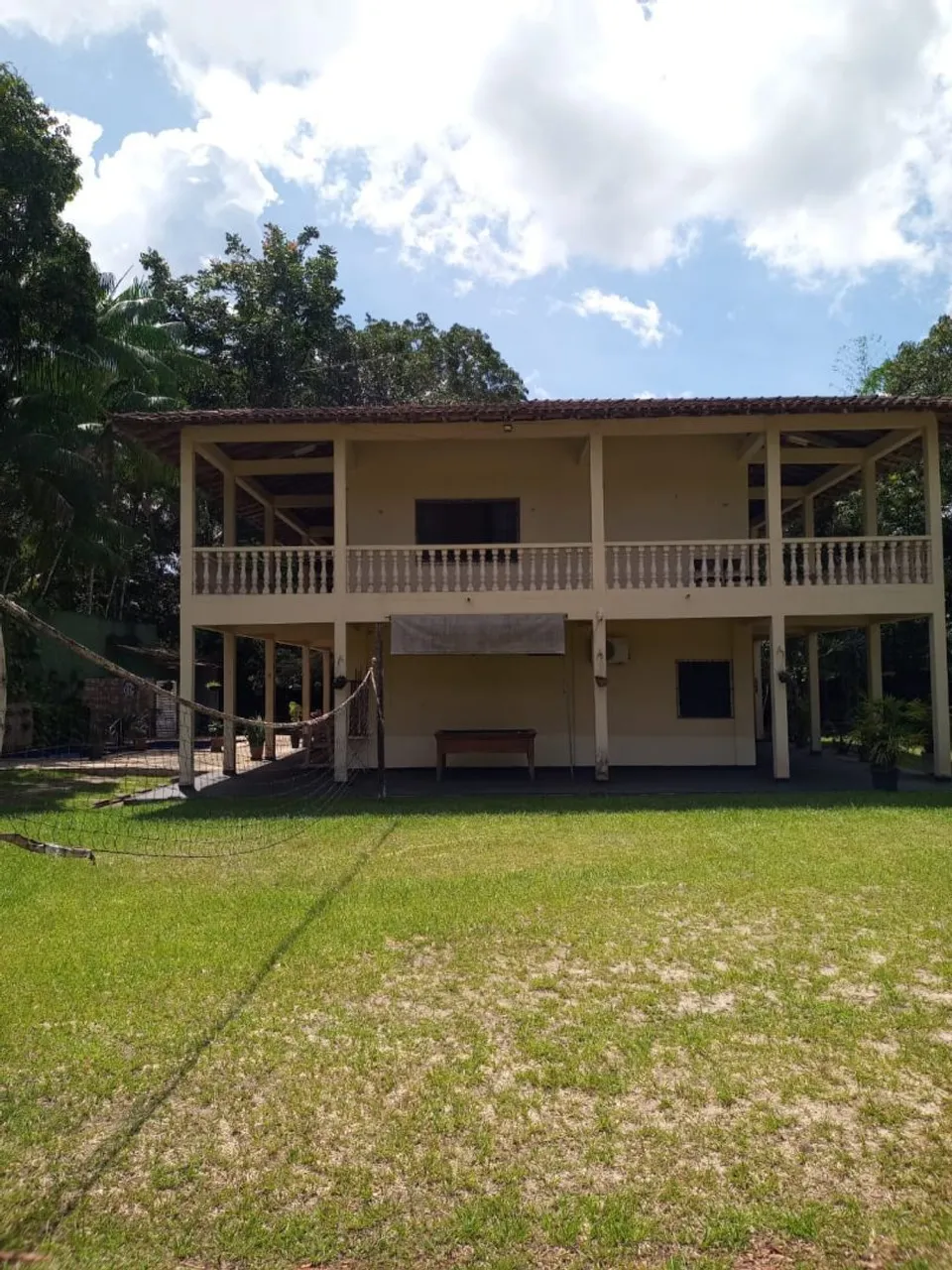 Sitio com piscina e igarape