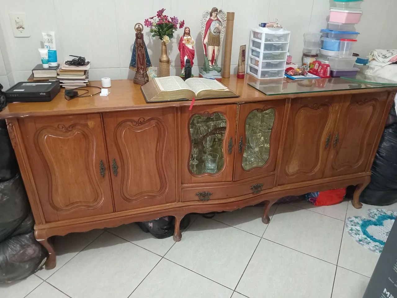 Armário de madeira antigo com 4 portas e vitrine