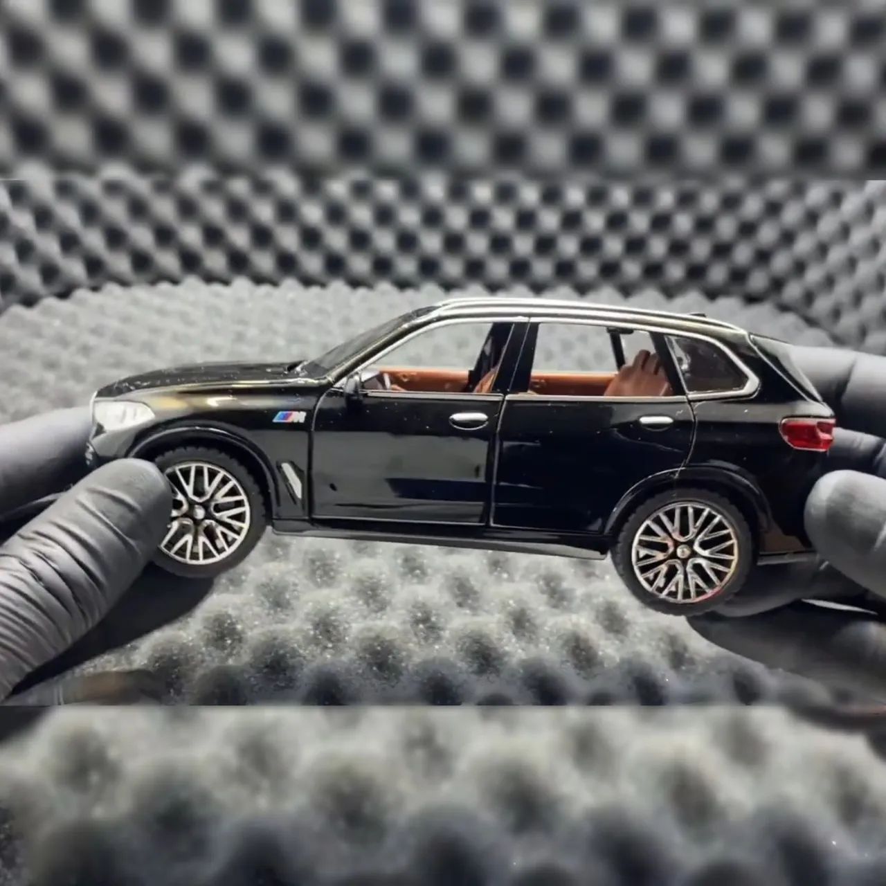 Miniatura BMW X5 com luzes dos faróis e sons 1:32 16cm comprimento - Nova - Foto 3
