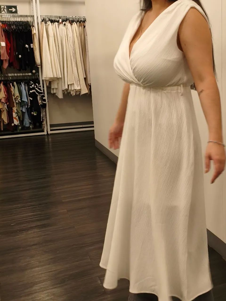 Vestido midi off white decote V texturizado com cinto  - Foto 4