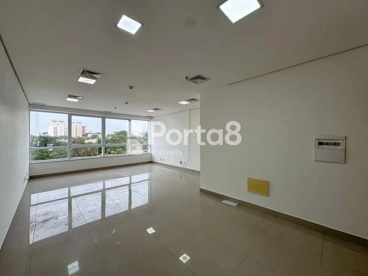 Sala Comercial Pronta para Uso no Navarro Building - Estrutura Moderna na Zona Sul de Rio