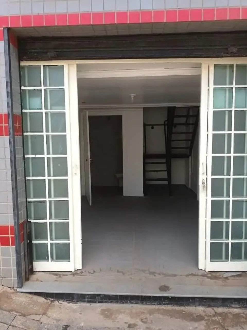 Loja, de frente para rua no bairro Santa Tereza