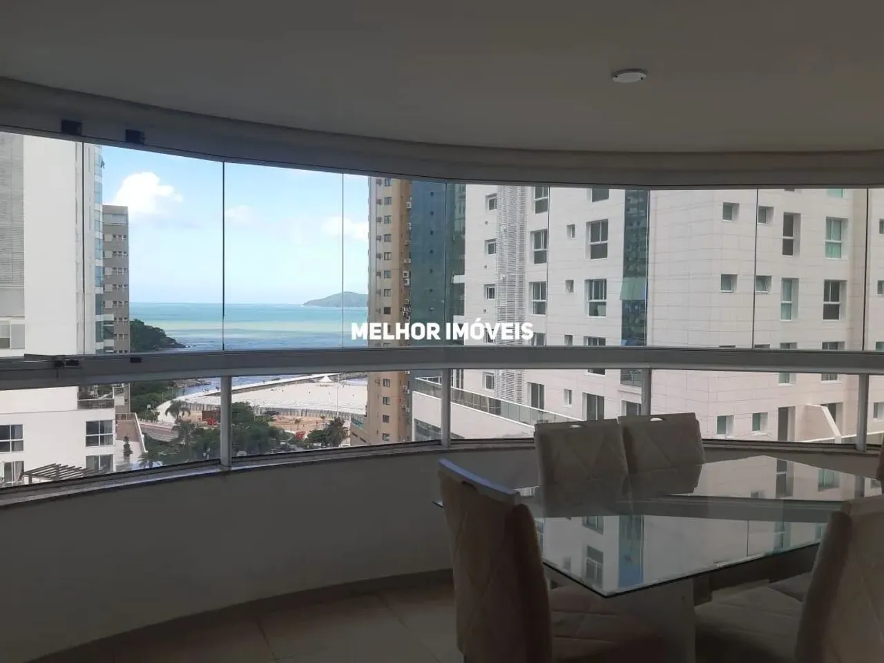Locação anual, vista mar com 03 suítes e 2 vagas de garagem localizado no bairro Pioneiros