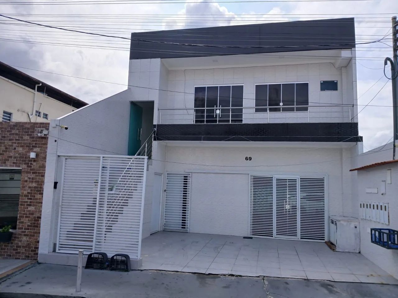 Alugo sala comercial no bairro Adrianópolis 