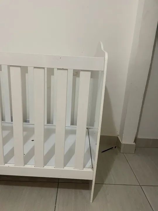 Berço de madeira branco