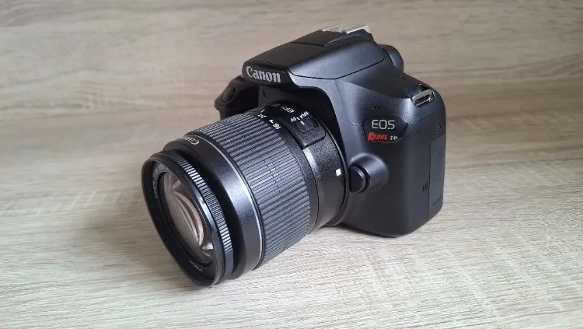 Câmera Canon Rebel T6 + lente 18-55mm + Flash
