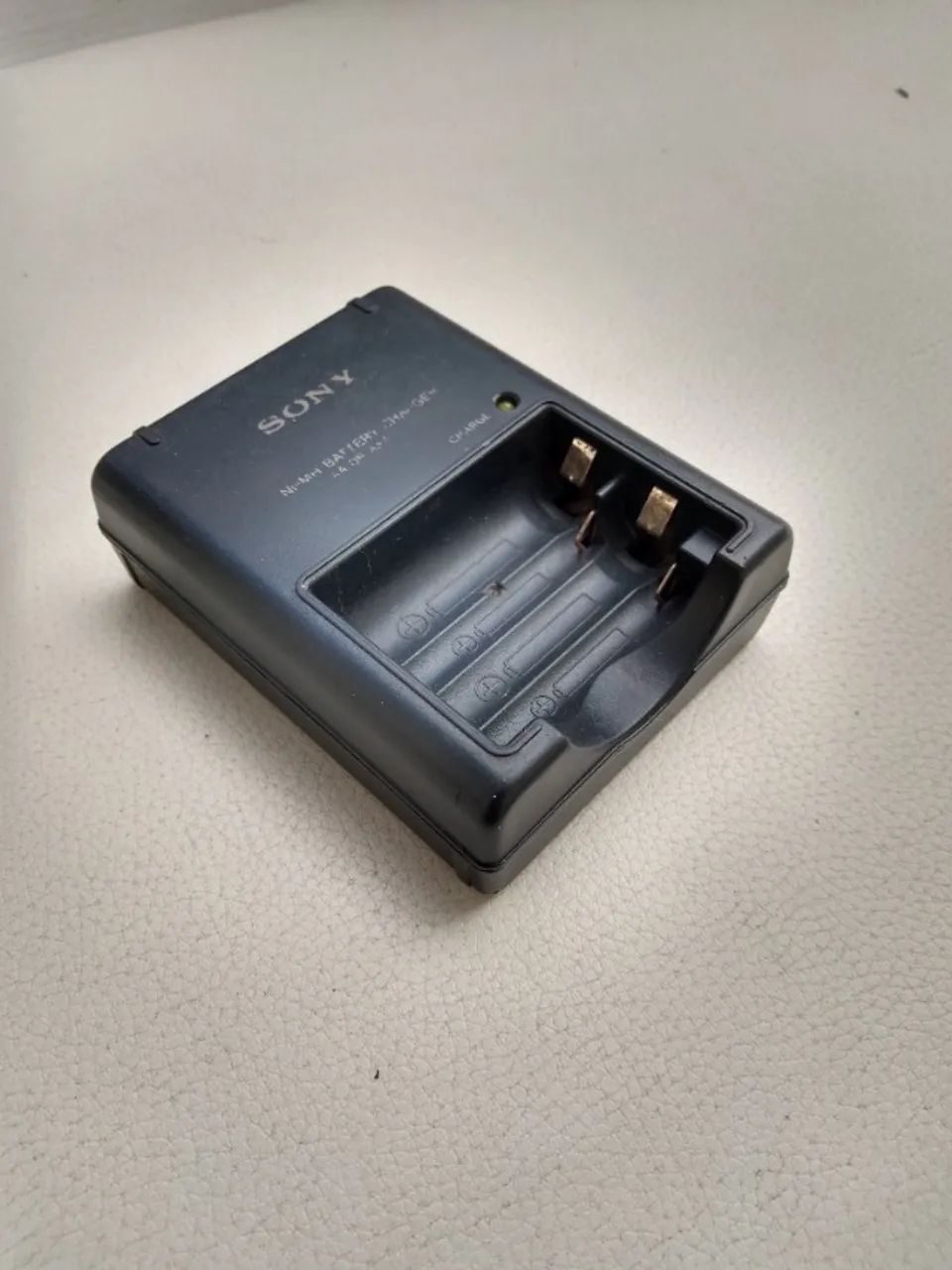 Carregador de pilhas original SONY BC-CS2A tipo Ni-MH tamanho AA e AAA