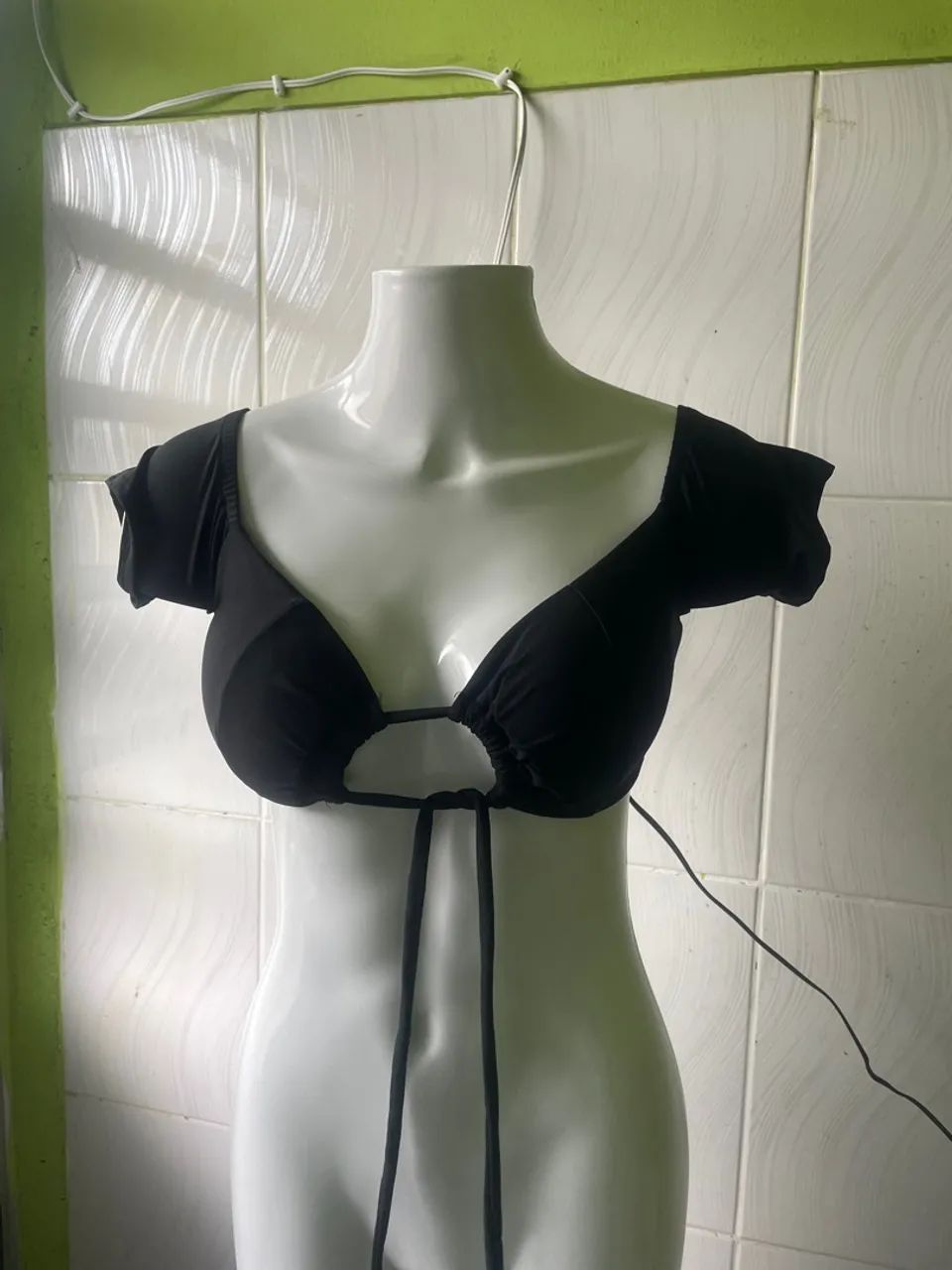 Top Cropped Preto com Detalhe de Laço