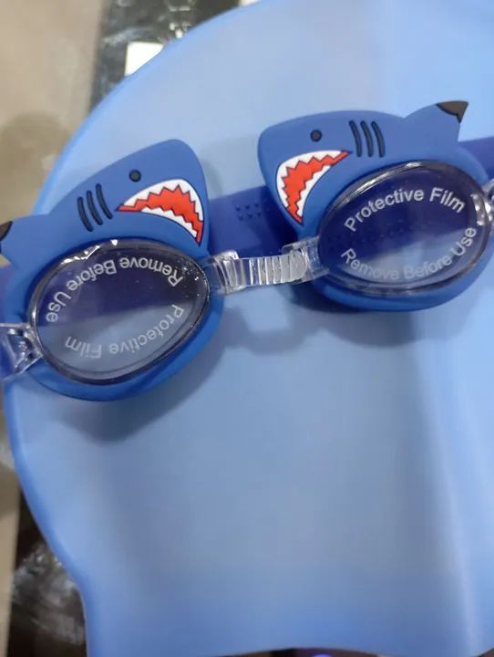 Kit Natação Touca Silicone e Óculos de natação infantil desenho de tubarão - Foto 2