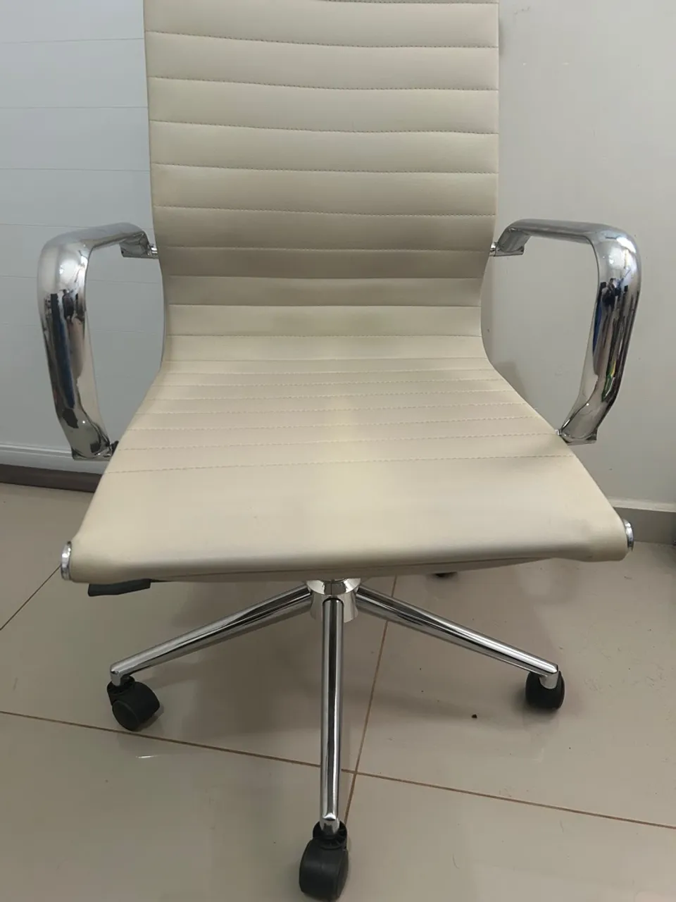 Cadeira de Escritório Giratória Confortável e Elegante