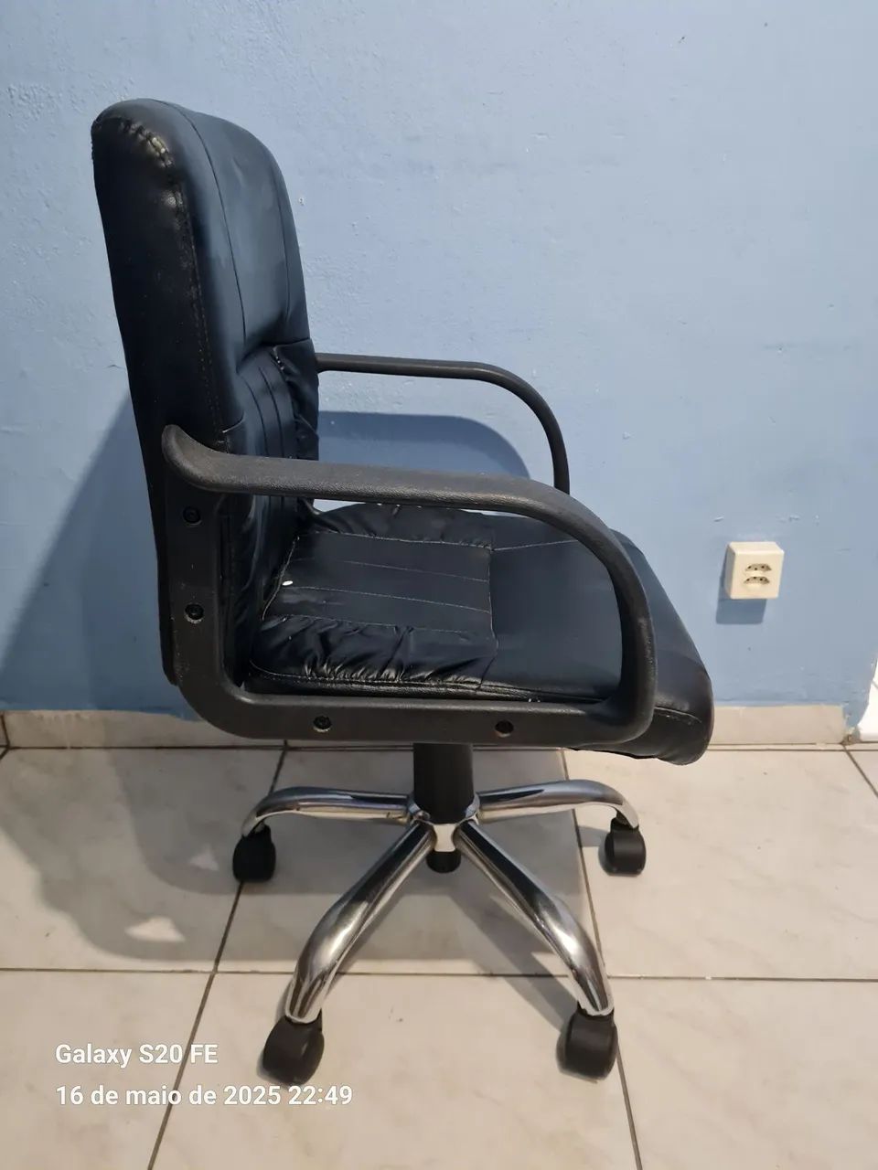 Cadeira de Escritório Giratória com Rodinhas ( leiam o final do anúncio...) - Foto 2