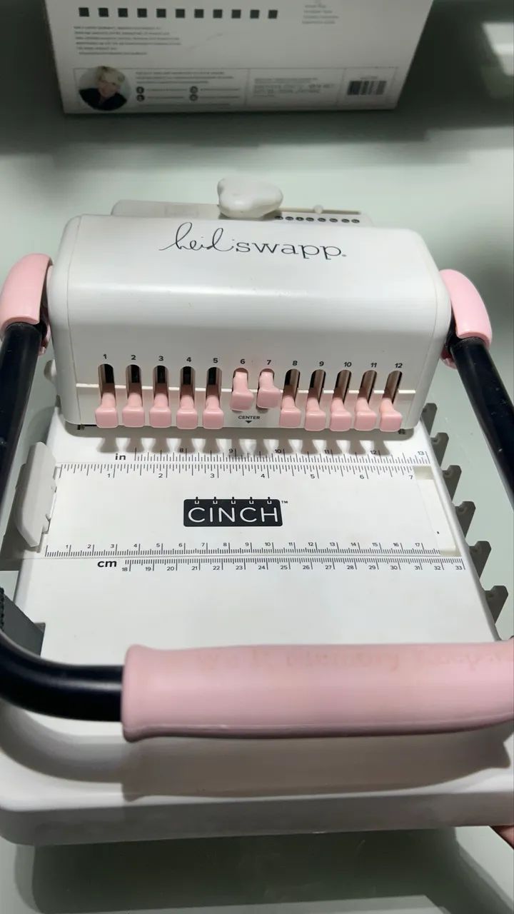 Encadernadora The Cinch We R - Furo Quadrado (rosa e branco) - Foto 4