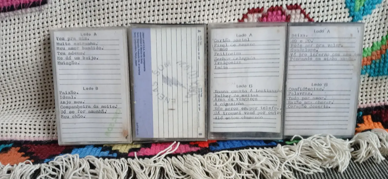 Fitas K7 com letras manuscritas