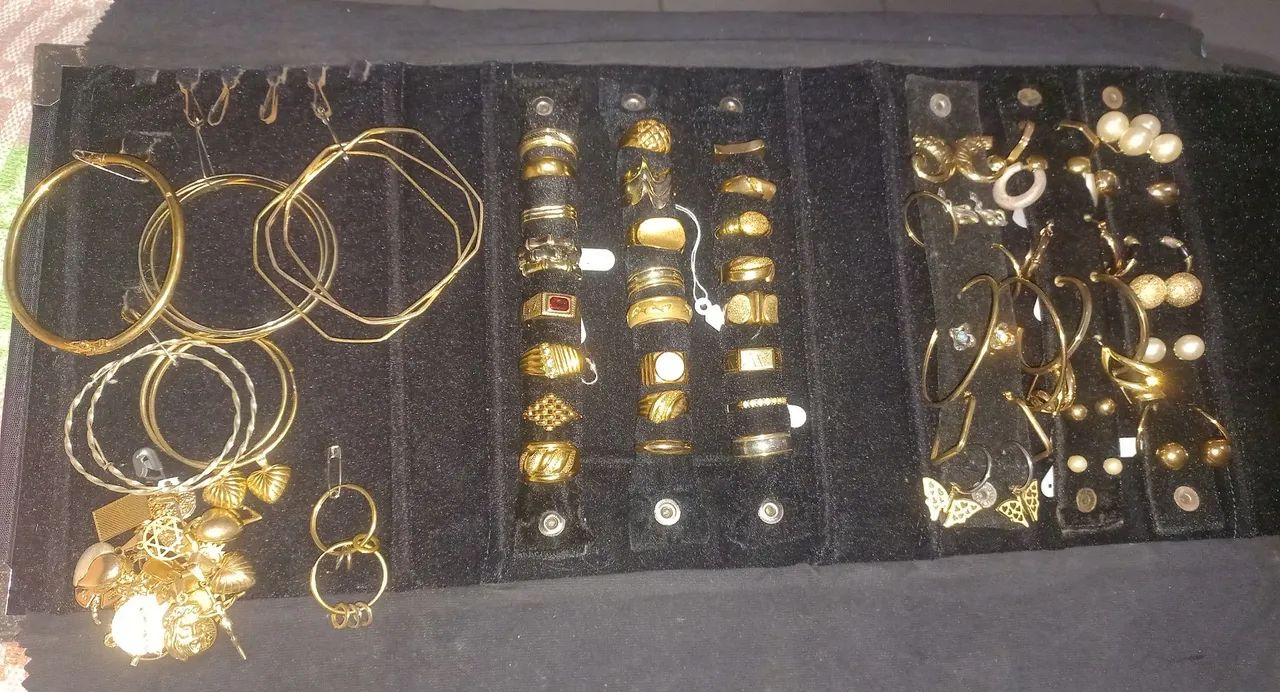Mostruário de joias foleadas a ouro.