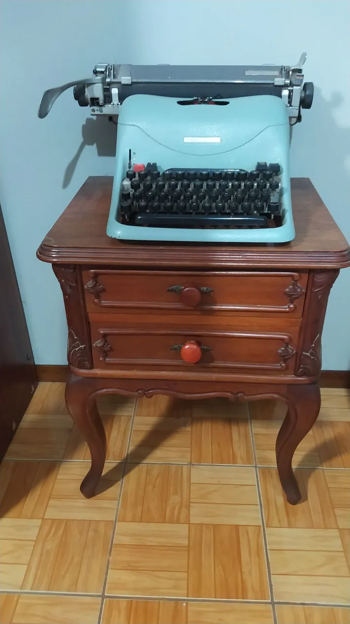 Mesa de cabeceira criado mudo antigo