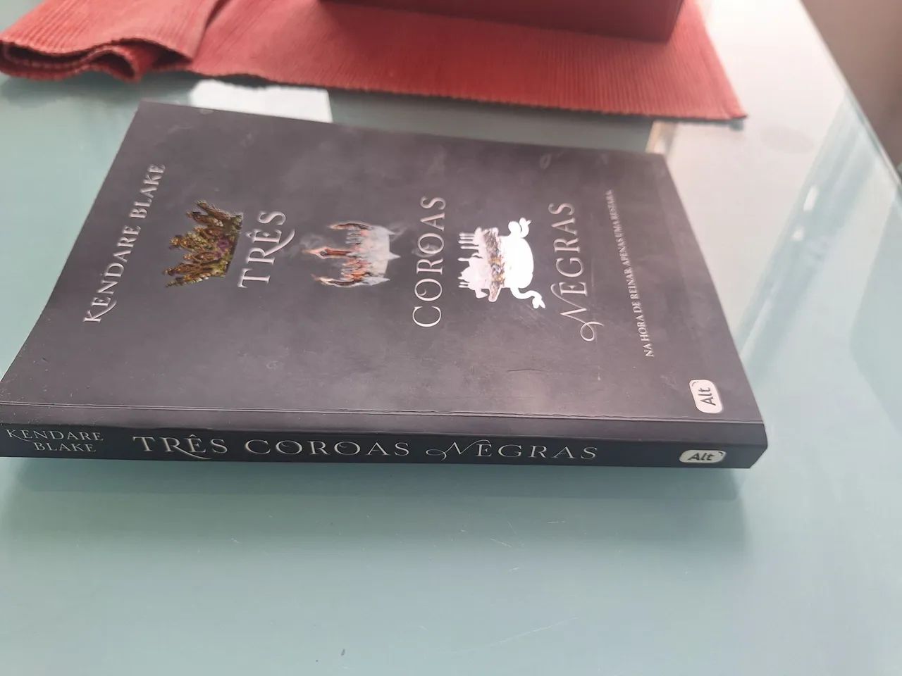 Três Coroas Negras - Kendare Blake - Foto 3