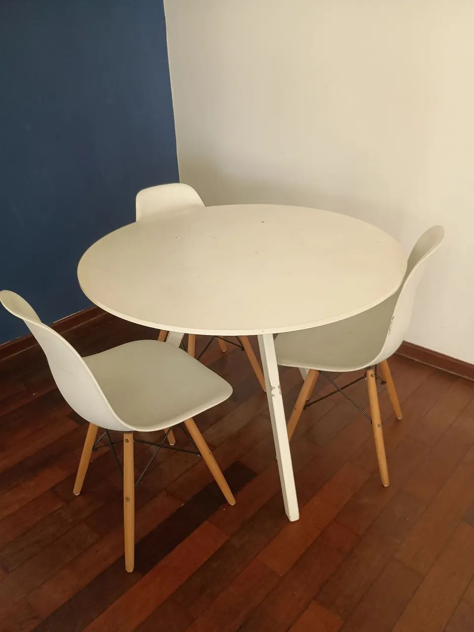 Mesa redonda com 3 cadeiras