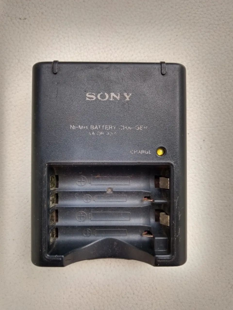 Carregador de pilhas original SONY BC-CS2A tipo Ni-MH tamanho AA e AAA - Foto 4