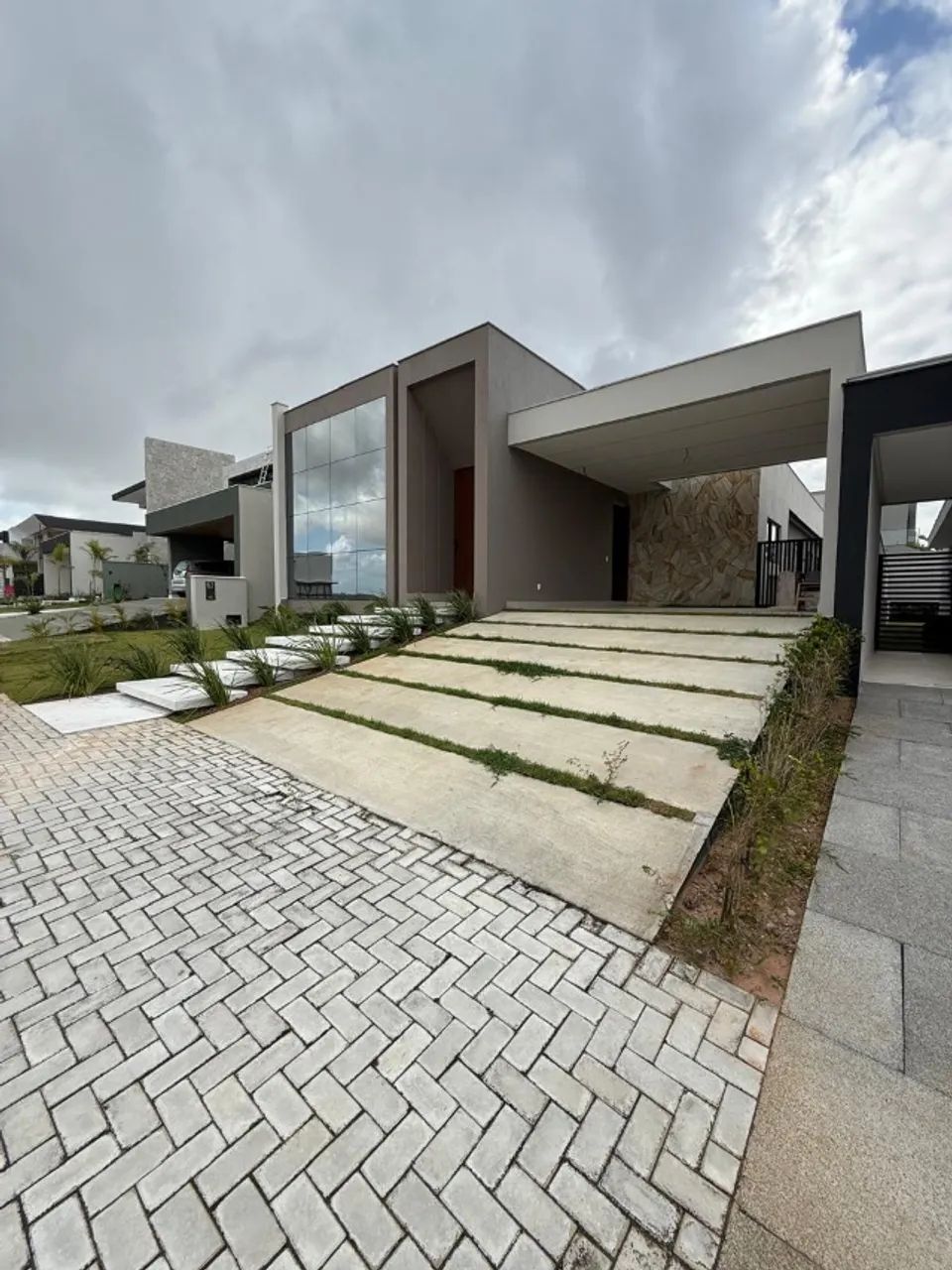 Jardins Amsterdã - Casa Térrea 4/4 sendo 4 suítes de 260 m², 4 vagas por 1.300.000,00