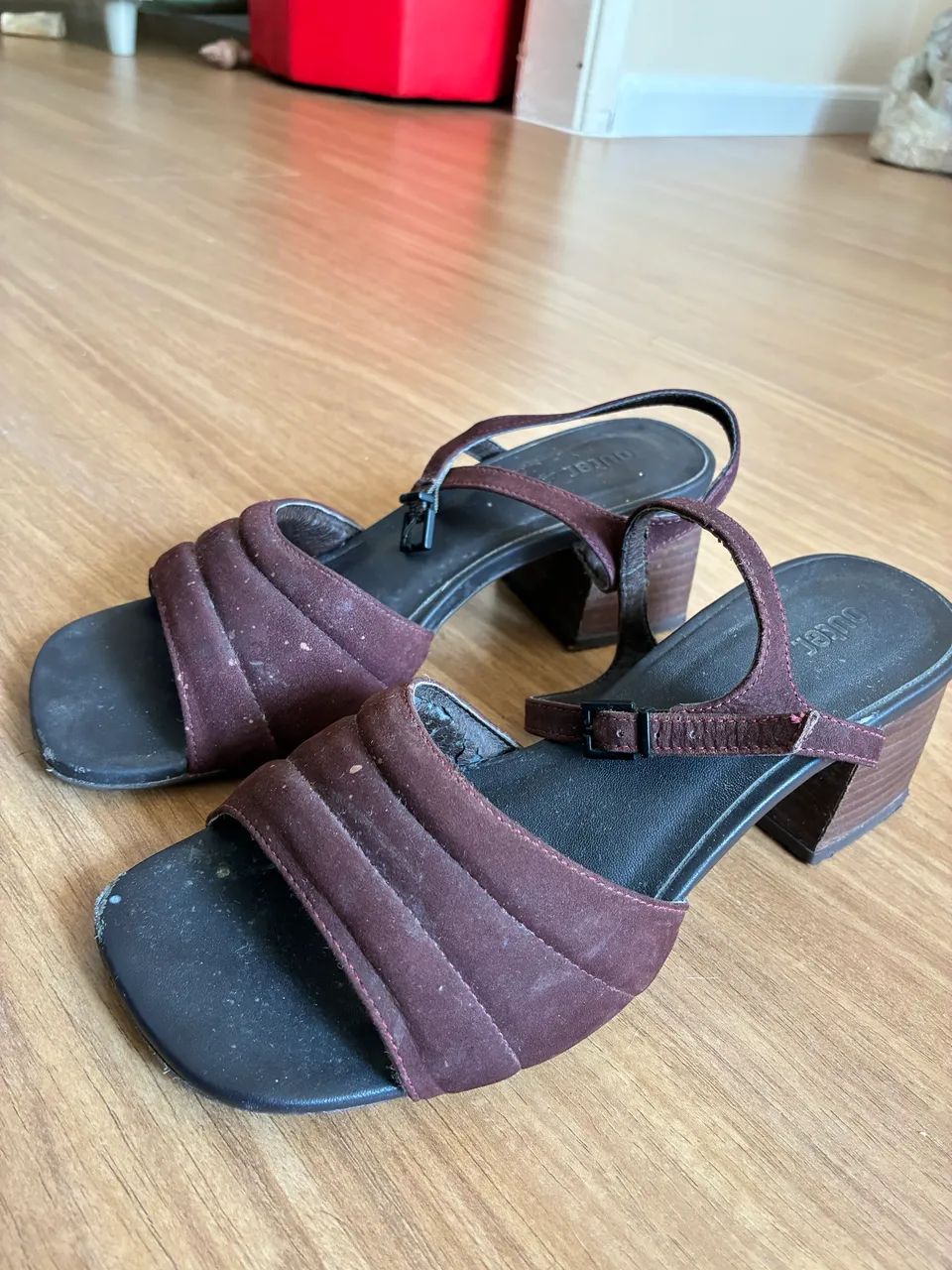 Sandália de salto alto com tiras acolchoadas da marca Outer.