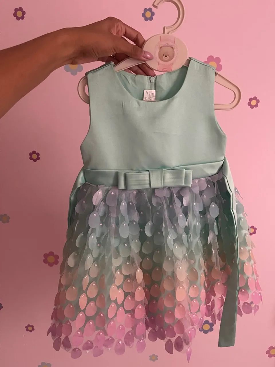 Vestido de festa infantil com escamas coloridas 