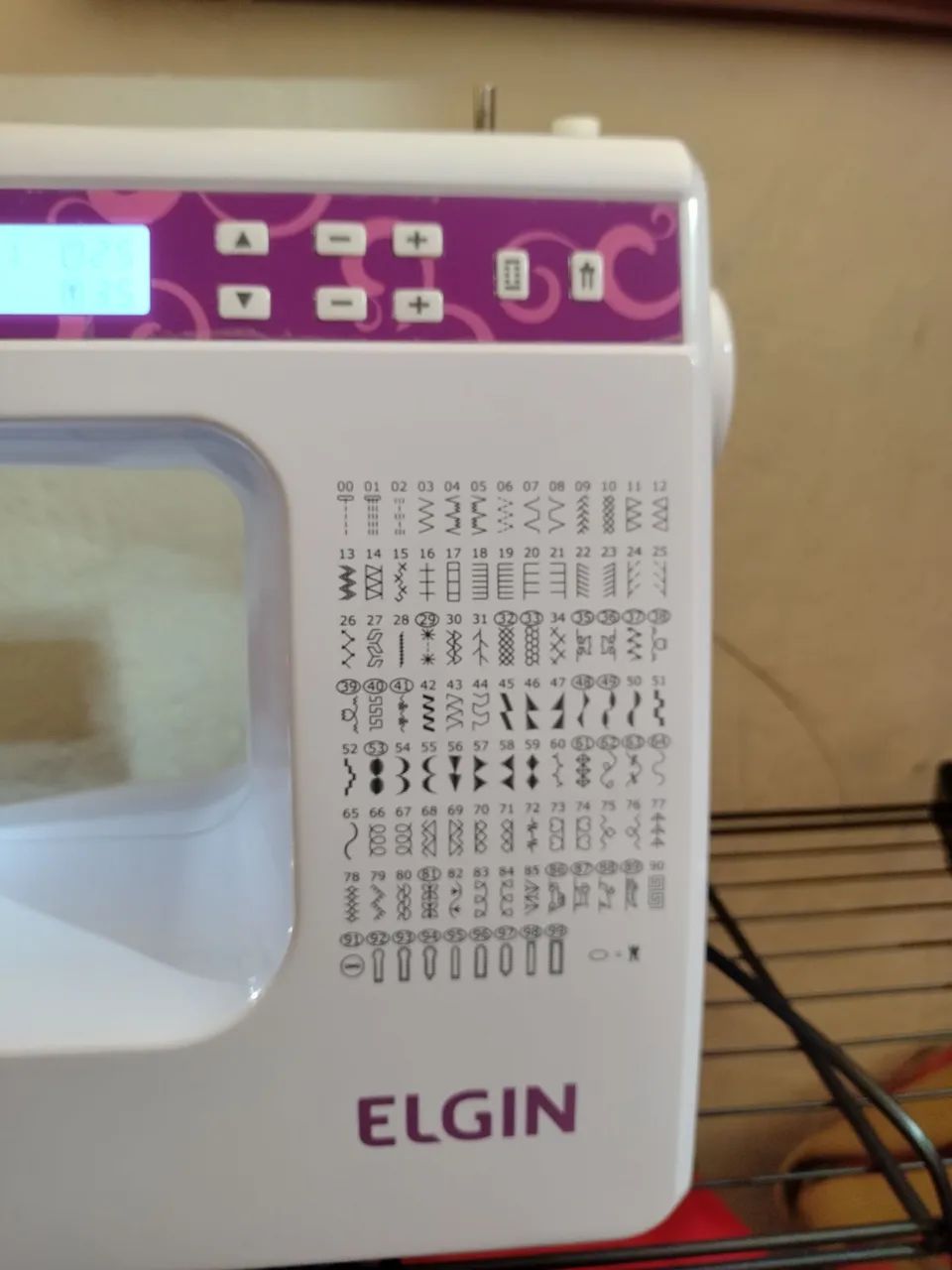 Máquina de Costura Elgin - Semi-nova novíssima 