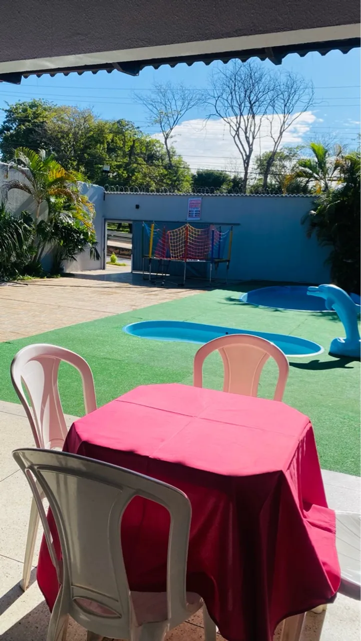 Espaço de festas com piscina 