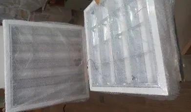 Luminárias brancas quadradas 