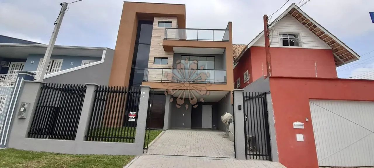 Sobrado 3 dorm. em lugar tranquilo no bairro de Santa Felidade