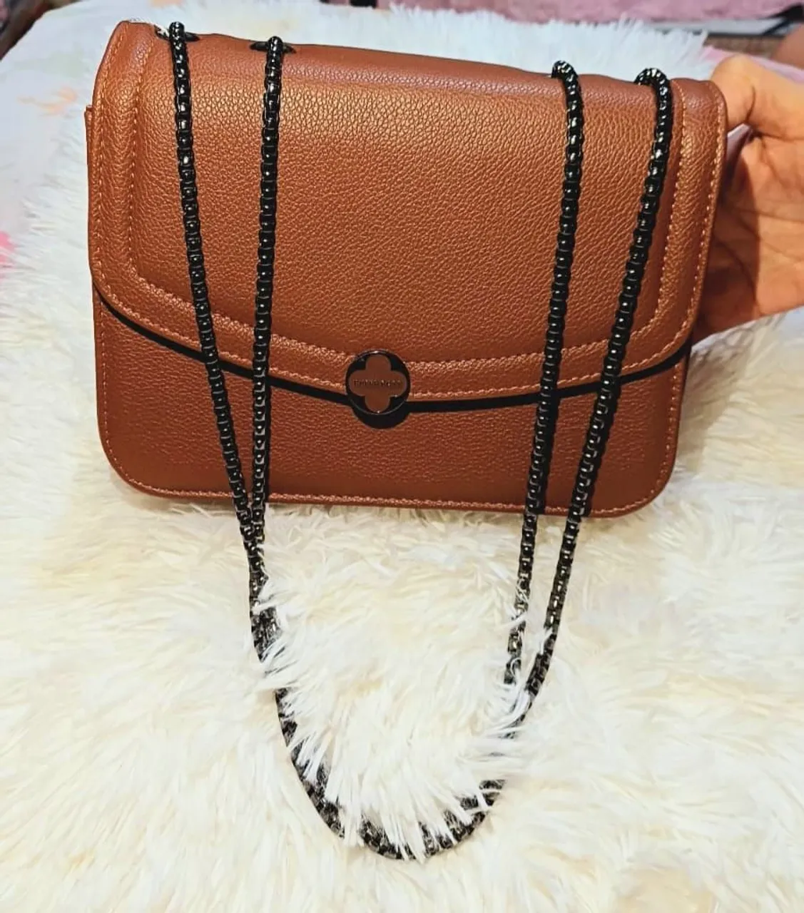 Bolsa de Ombro Marrom com Corrente